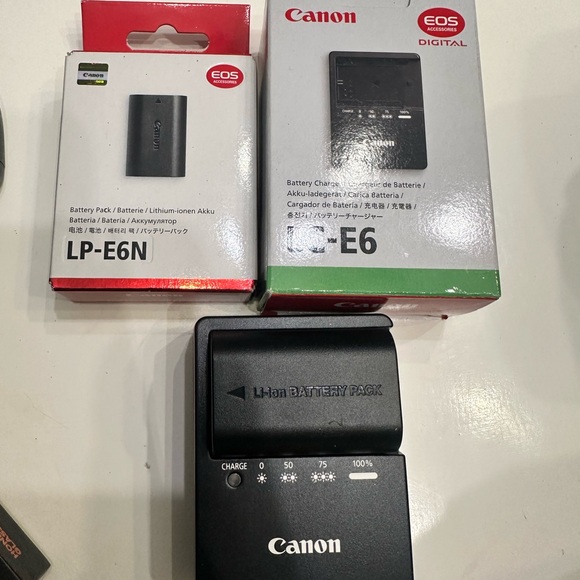 Canon EOS 7D Camera DSLR (DS126251) Sigma 18-135mm Lens filter battery and more - Picture 4 of 11